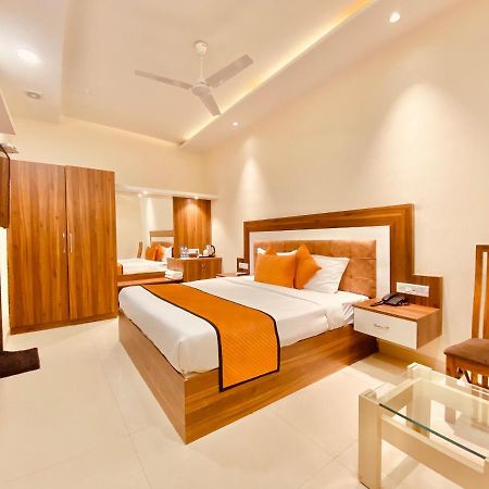 Hotel White And Restaurant 300 Mtr From Golden Temple أمريتسار المظهر الخارجي الصورة
