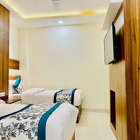 Hotel White And Restaurant 300 Mtr From Golden Temple أمريتسار المظهر الخارجي الصورة
