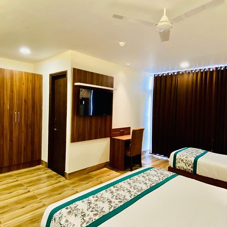 Hotel White And Restaurant 300 Mtr From Golden Temple أمريتسار المظهر الخارجي الصورة