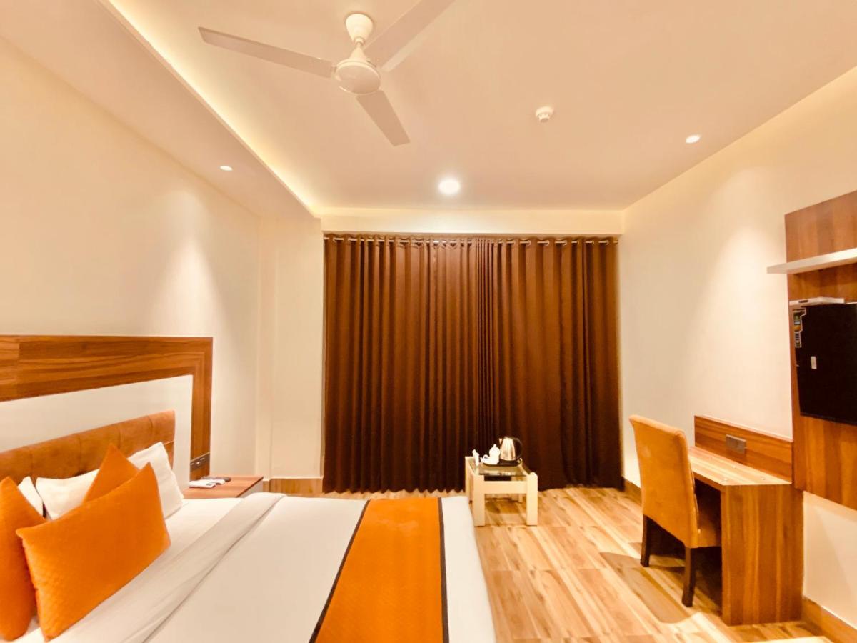 Hotel White And Restaurant 300 Mtr From Golden Temple أمريتسار المظهر الخارجي الصورة