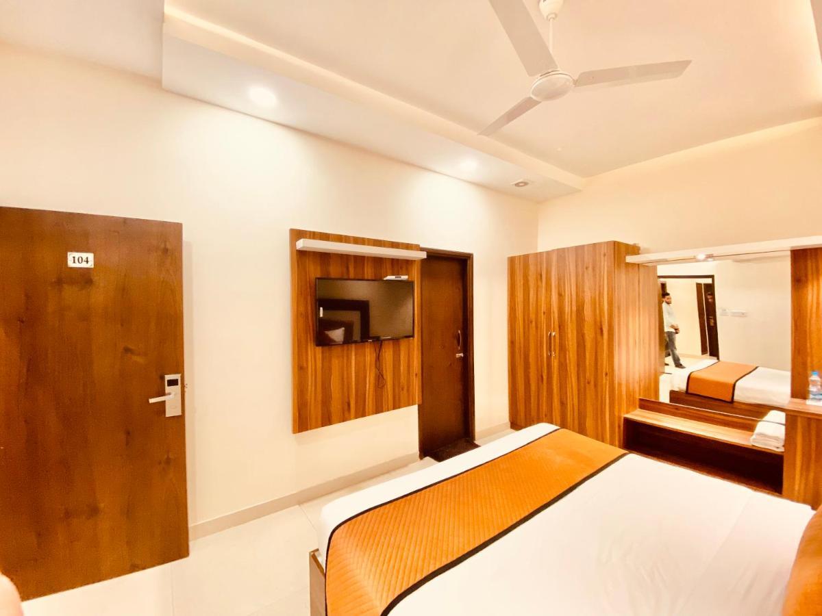 Hotel White And Restaurant 300 Mtr From Golden Temple أمريتسار المظهر الخارجي الصورة