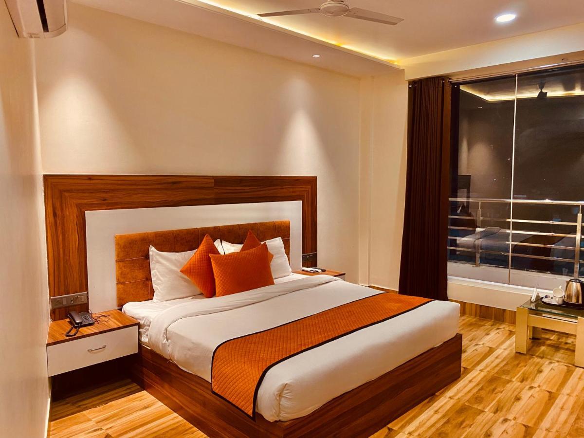 Hotel White And Restaurant 300 Mtr From Golden Temple أمريتسار المظهر الخارجي الصورة