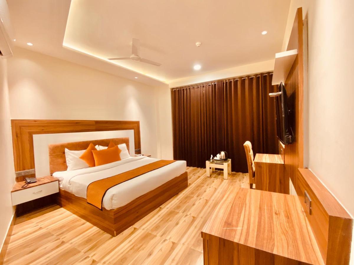 Hotel White And Restaurant 300 Mtr From Golden Temple أمريتسار المظهر الخارجي الصورة