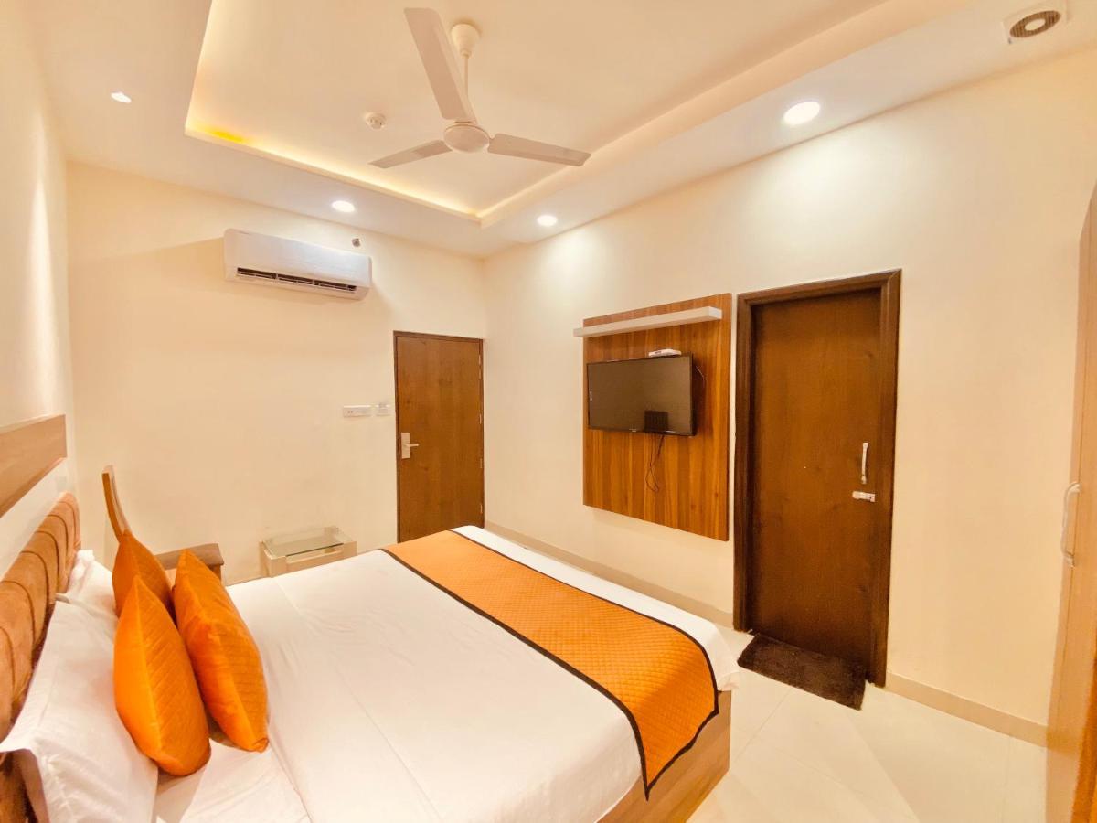 Hotel White And Restaurant 300 Mtr From Golden Temple أمريتسار المظهر الخارجي الصورة