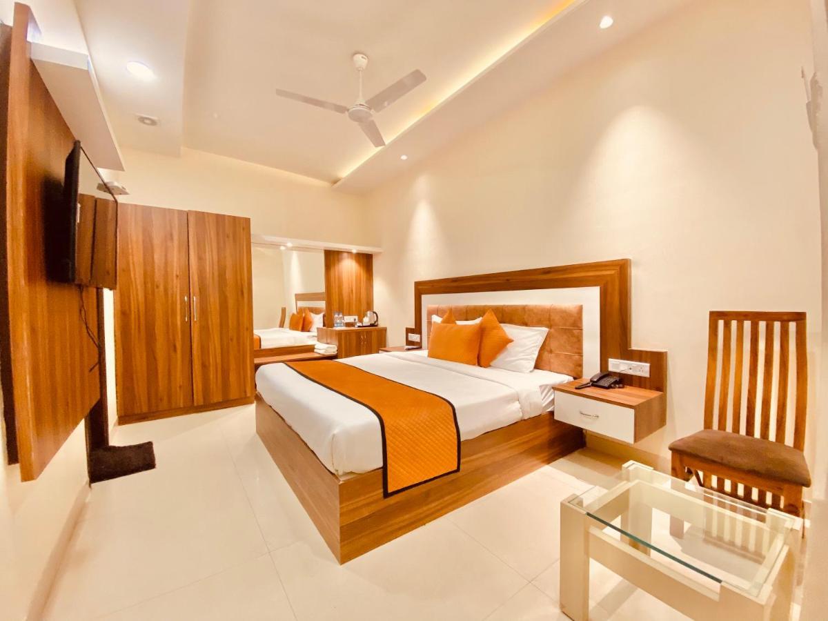 Hotel White And Restaurant 300 Mtr From Golden Temple أمريتسار المظهر الخارجي الصورة