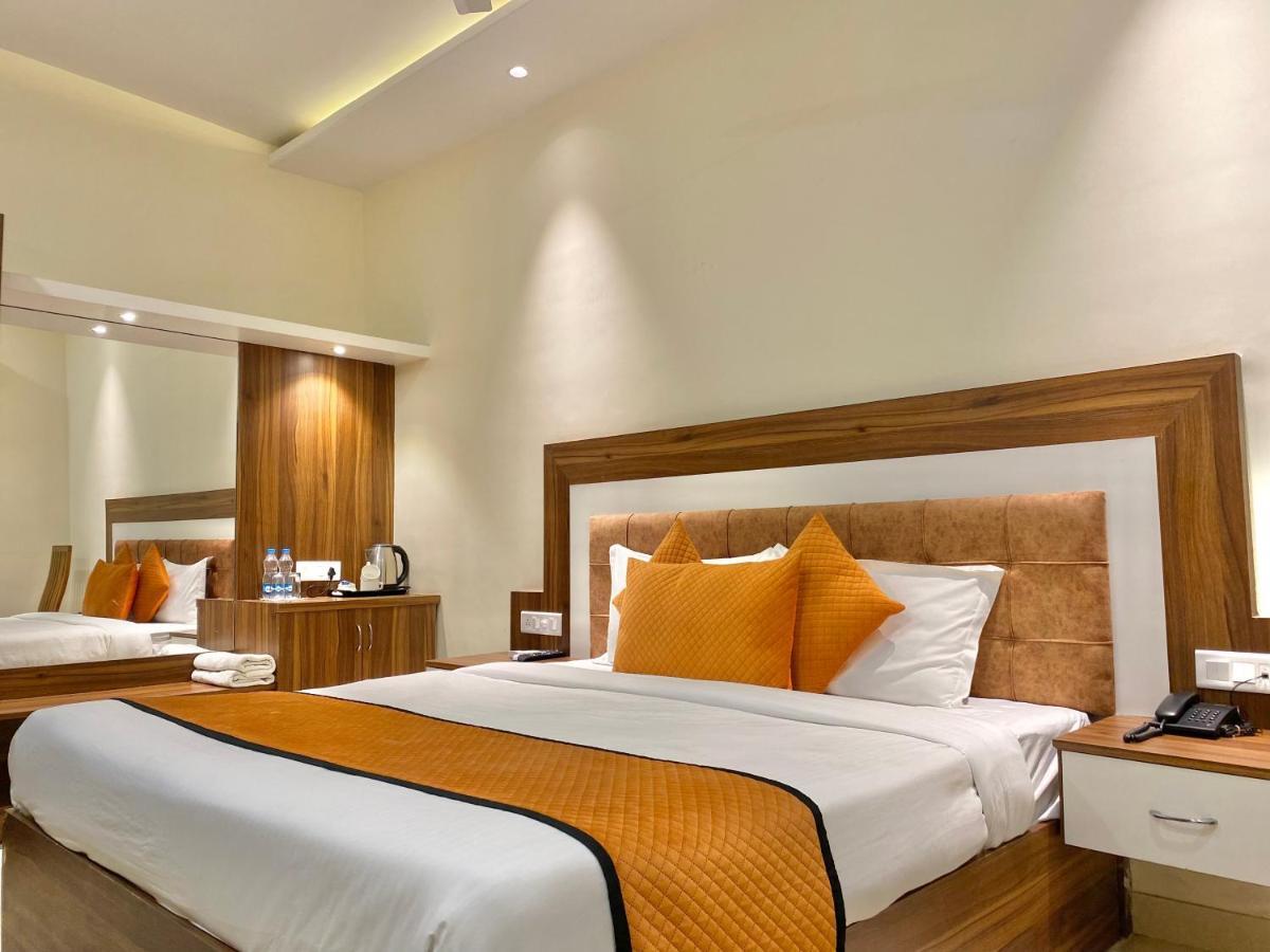 Hotel White And Restaurant 300 Mtr From Golden Temple أمريتسار المظهر الخارجي الصورة