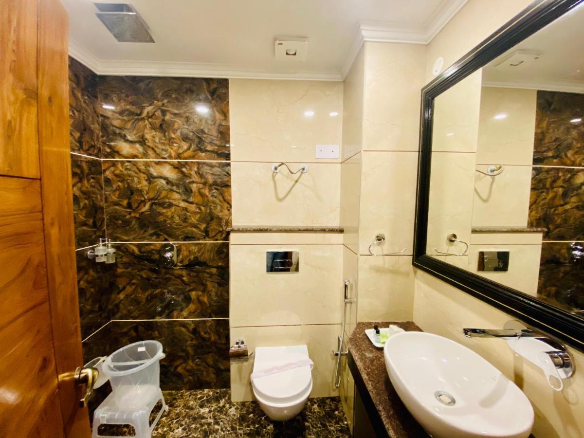 Hotel White And Restaurant 300 Mtr From Golden Temple أمريتسار المظهر الخارجي الصورة