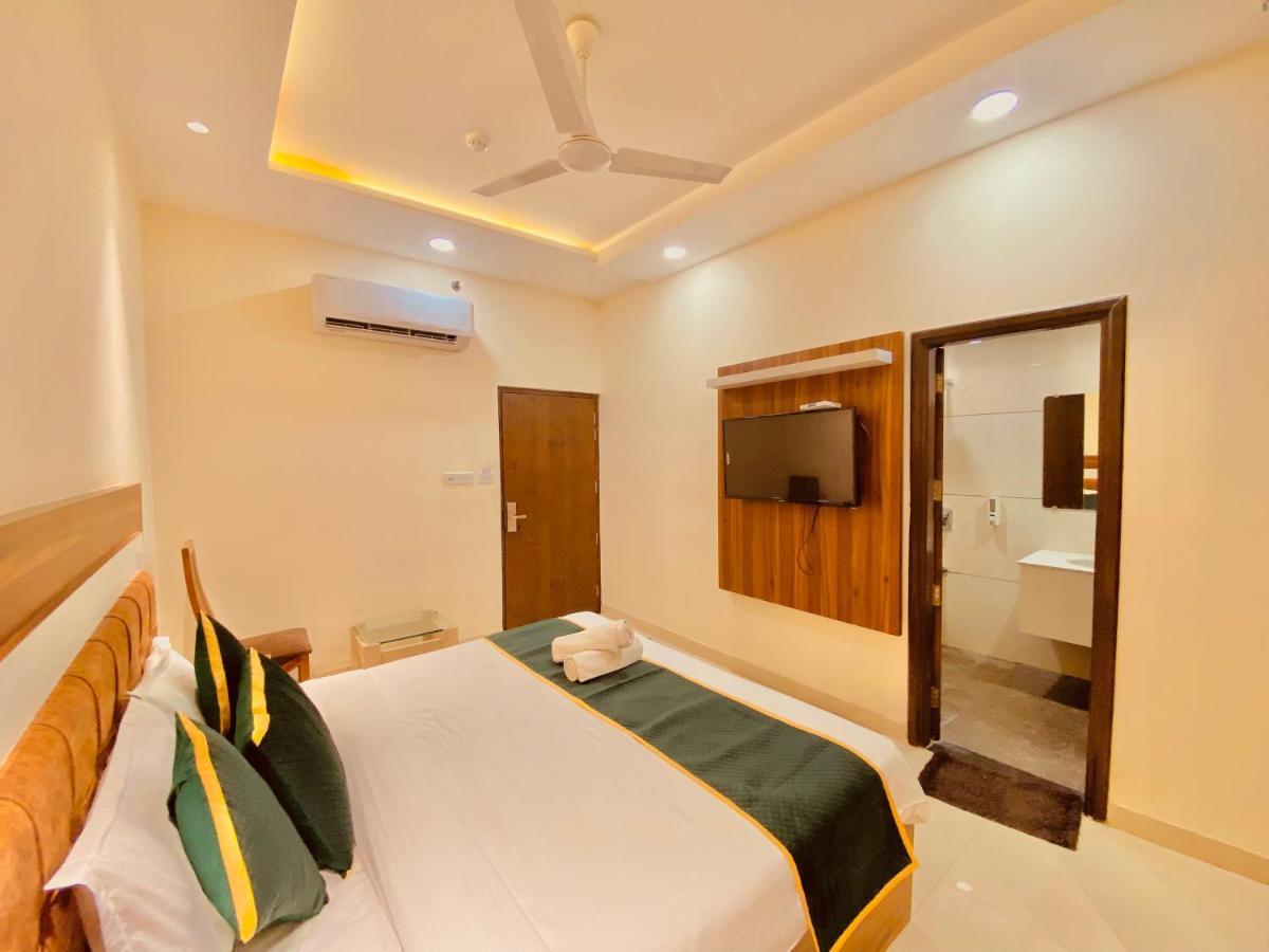 Hotel White And Restaurant 300 Mtr From Golden Temple أمريتسار المظهر الخارجي الصورة