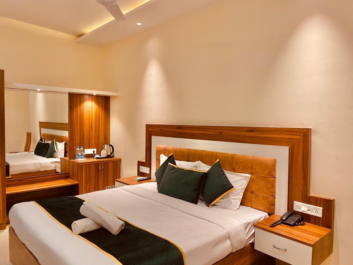 Hotel White And Restaurant 300 Mtr From Golden Temple أمريتسار المظهر الخارجي الصورة