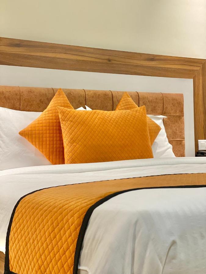 Hotel White And Restaurant 300 Mtr From Golden Temple أمريتسار المظهر الخارجي الصورة