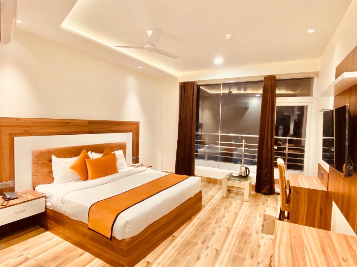 Hotel White And Restaurant 300 Mtr From Golden Temple أمريتسار المظهر الخارجي الصورة