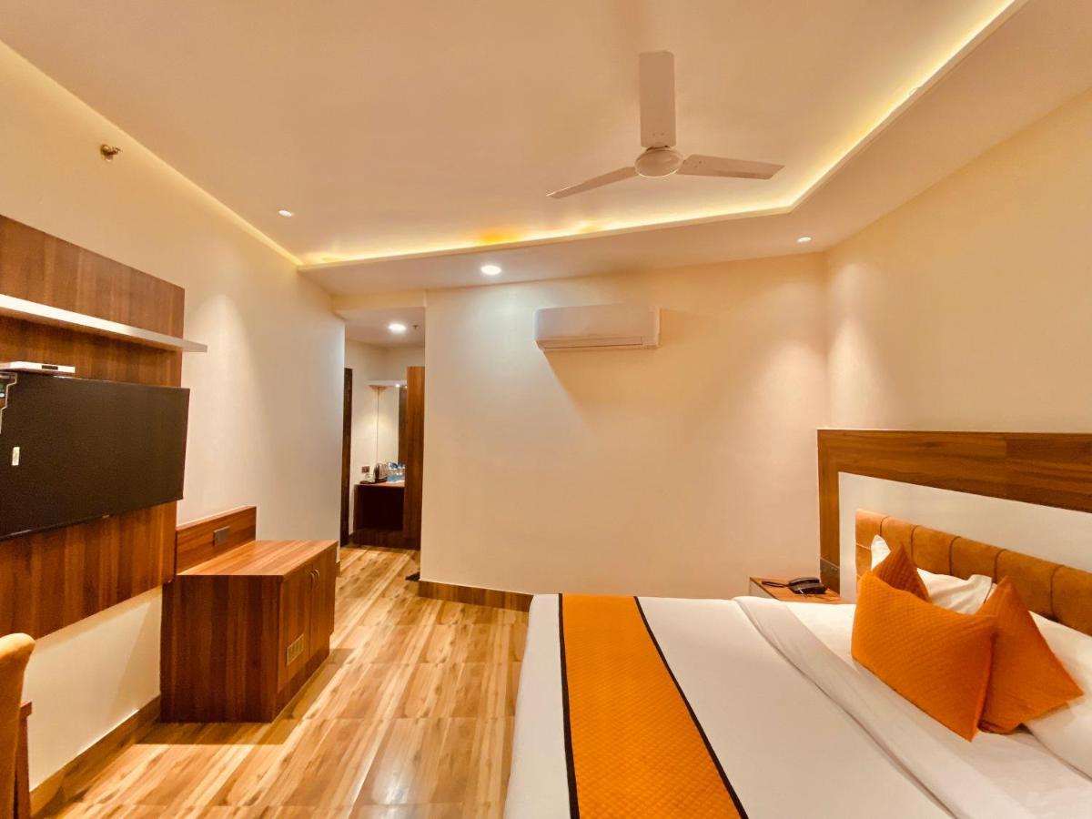 Hotel White And Restaurant 300 Mtr From Golden Temple أمريتسار المظهر الخارجي الصورة
