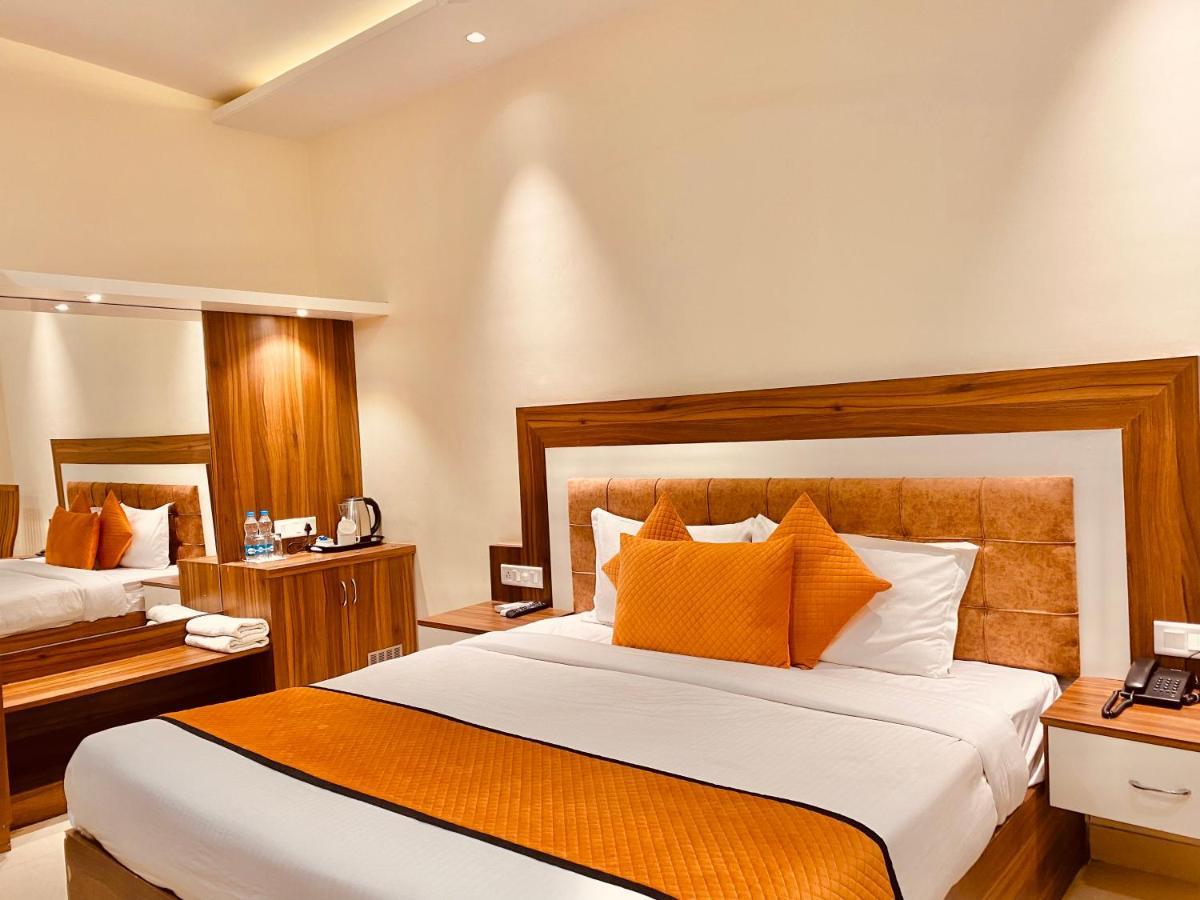 Hotel White And Restaurant 300 Mtr From Golden Temple أمريتسار المظهر الخارجي الصورة