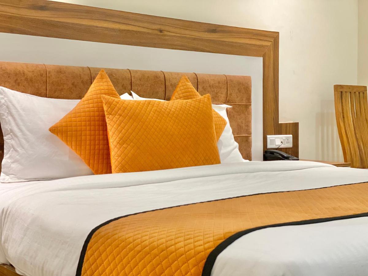 Hotel White And Restaurant 300 Mtr From Golden Temple أمريتسار المظهر الخارجي الصورة