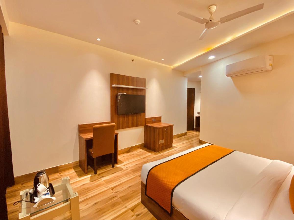 Hotel White And Restaurant 300 Mtr From Golden Temple أمريتسار المظهر الخارجي الصورة