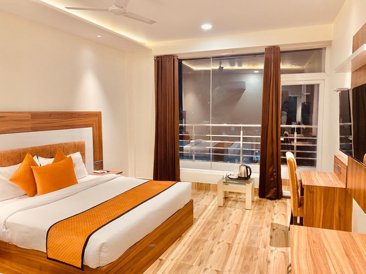 Hotel White And Restaurant 300 Mtr From Golden Temple أمريتسار المظهر الخارجي الصورة