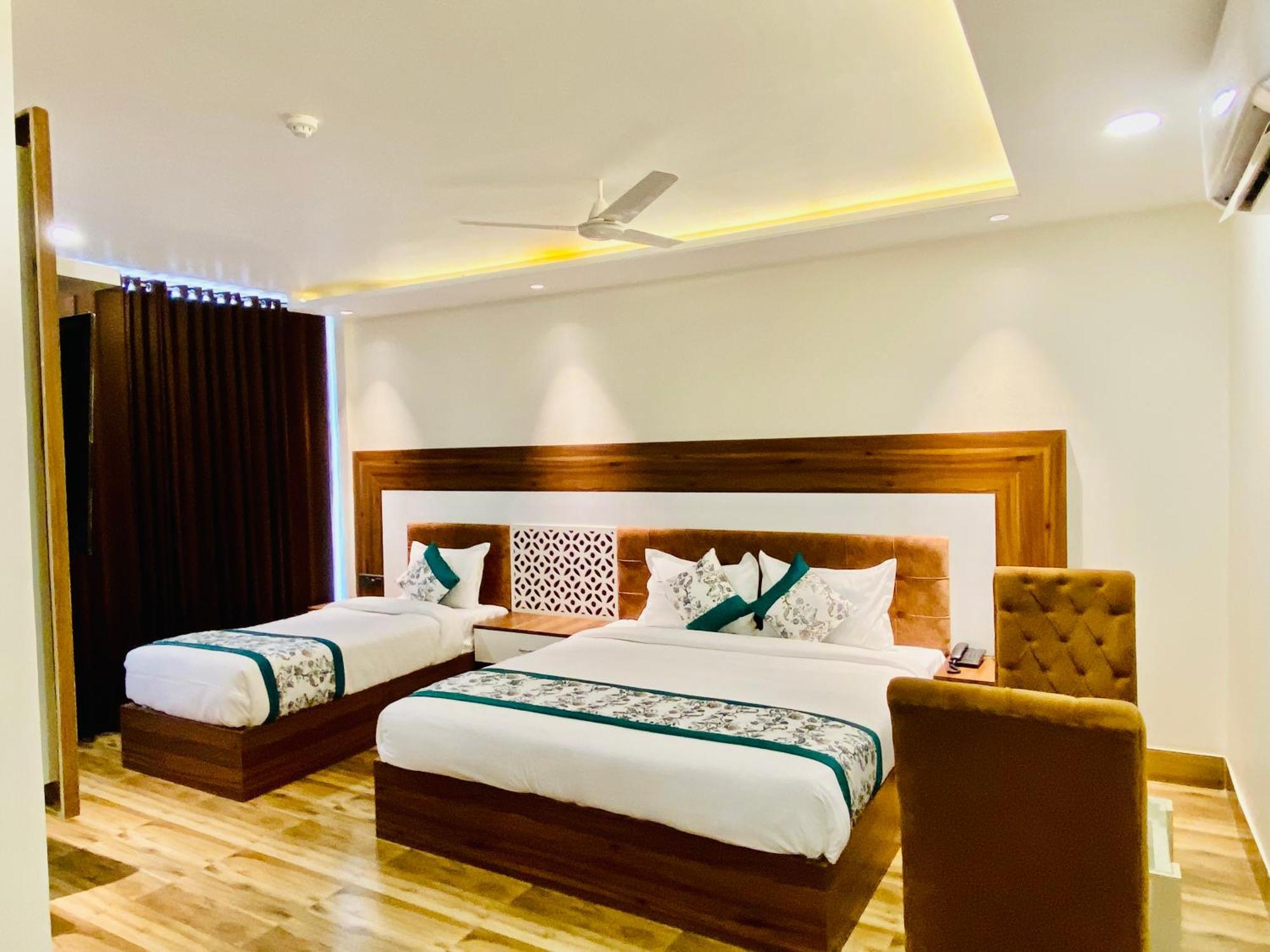 Hotel White And Restaurant 300 Mtr From Golden Temple أمريتسار المظهر الخارجي الصورة