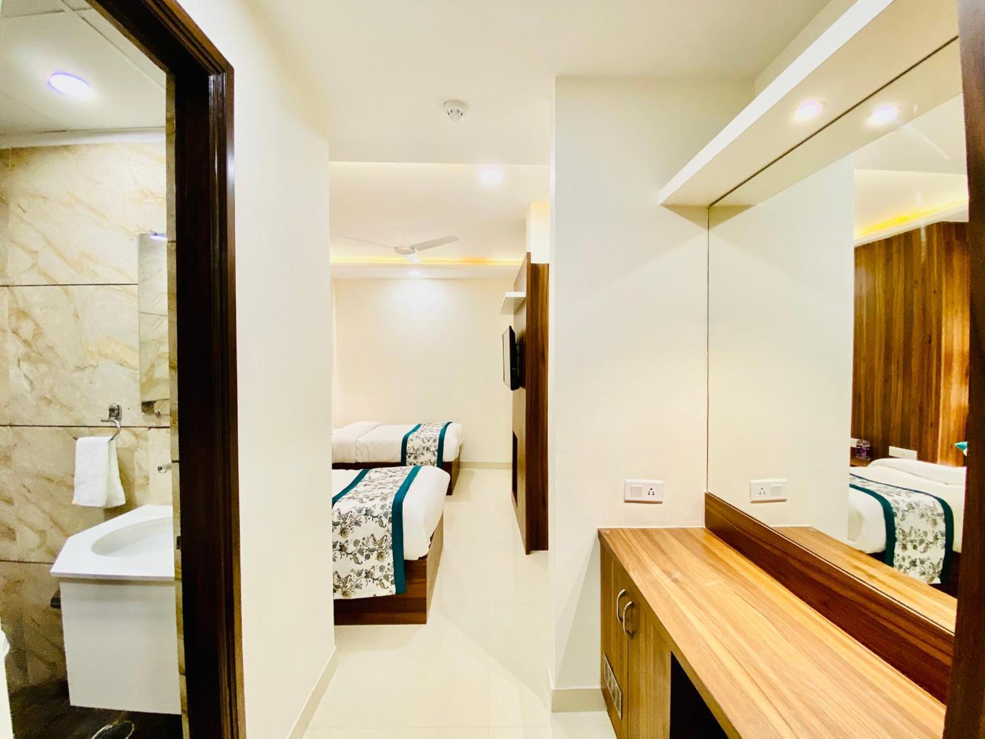 Hotel White And Restaurant 300 Mtr From Golden Temple أمريتسار المظهر الخارجي الصورة