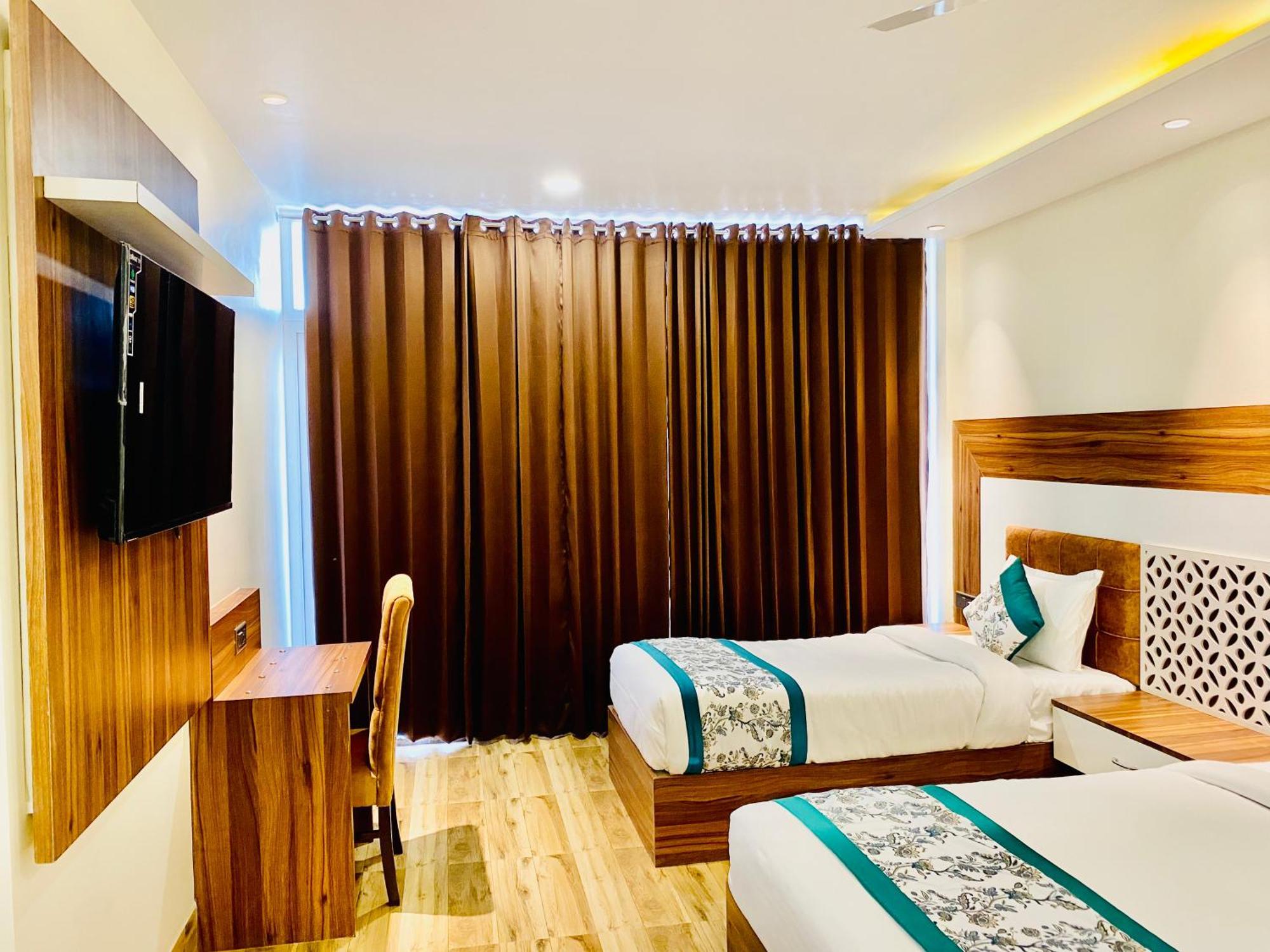 Hotel White And Restaurant 300 Mtr From Golden Temple أمريتسار المظهر الخارجي الصورة