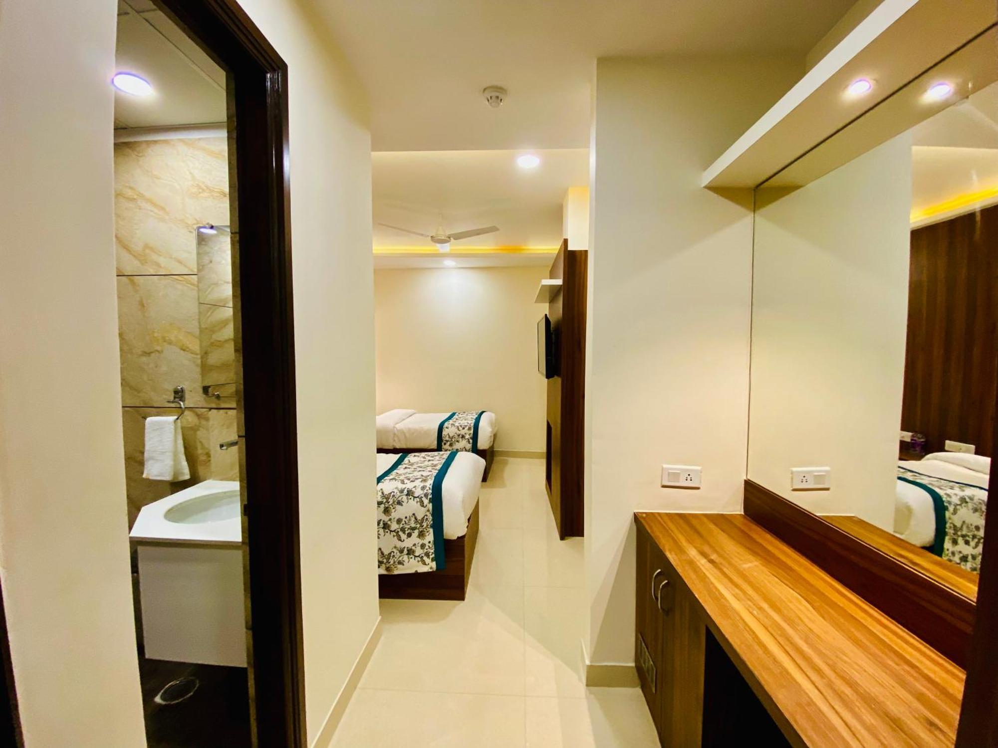 Hotel White And Restaurant 300 Mtr From Golden Temple أمريتسار المظهر الخارجي الصورة
