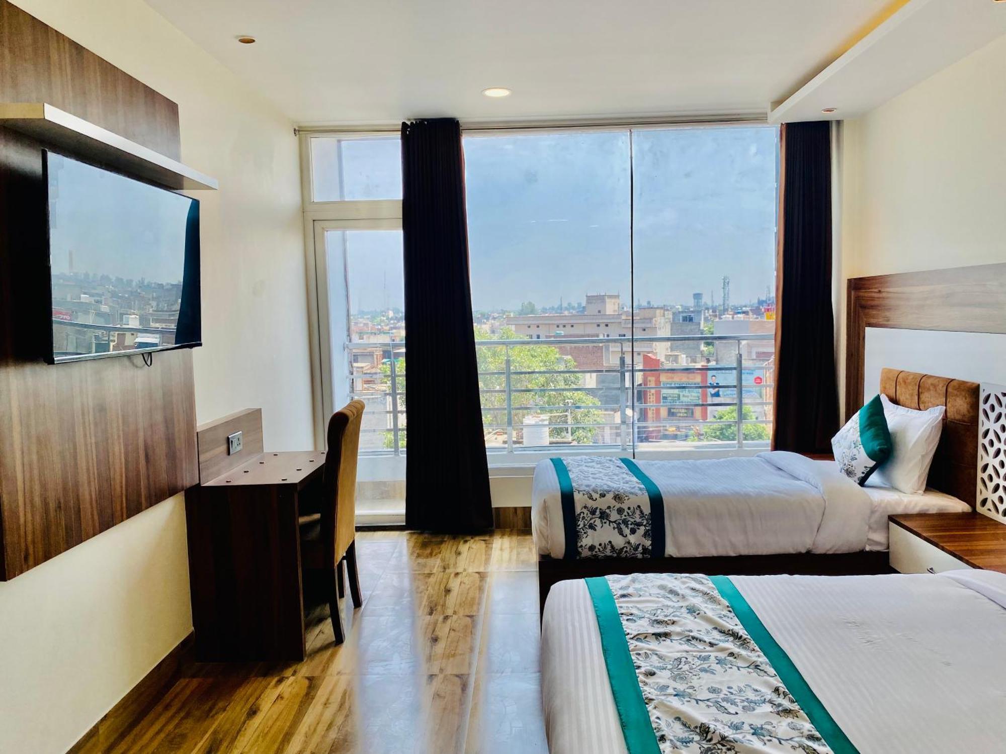 Hotel White And Restaurant 300 Mtr From Golden Temple أمريتسار المظهر الخارجي الصورة