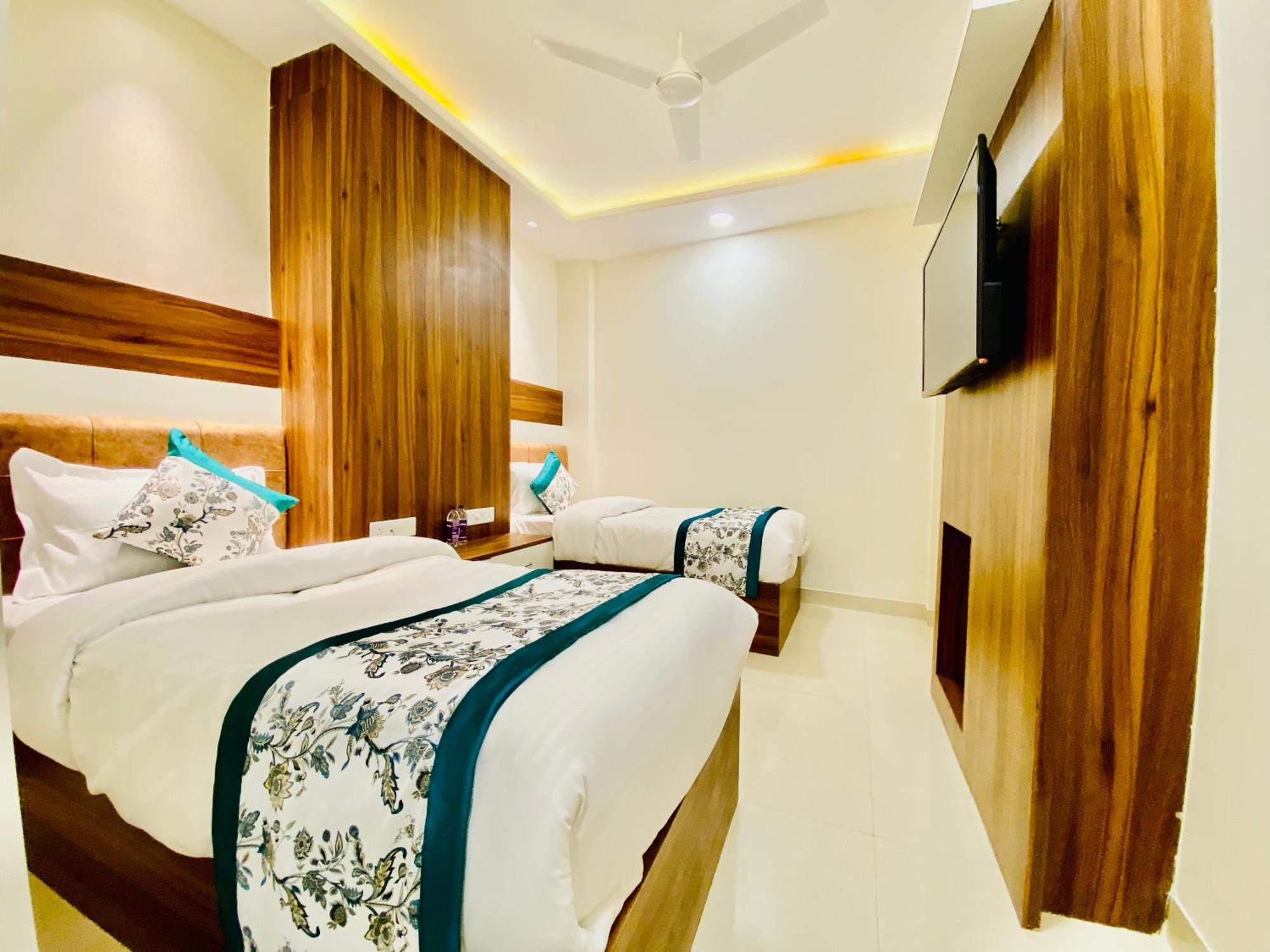 Hotel White And Restaurant 300 Mtr From Golden Temple أمريتسار المظهر الخارجي الصورة