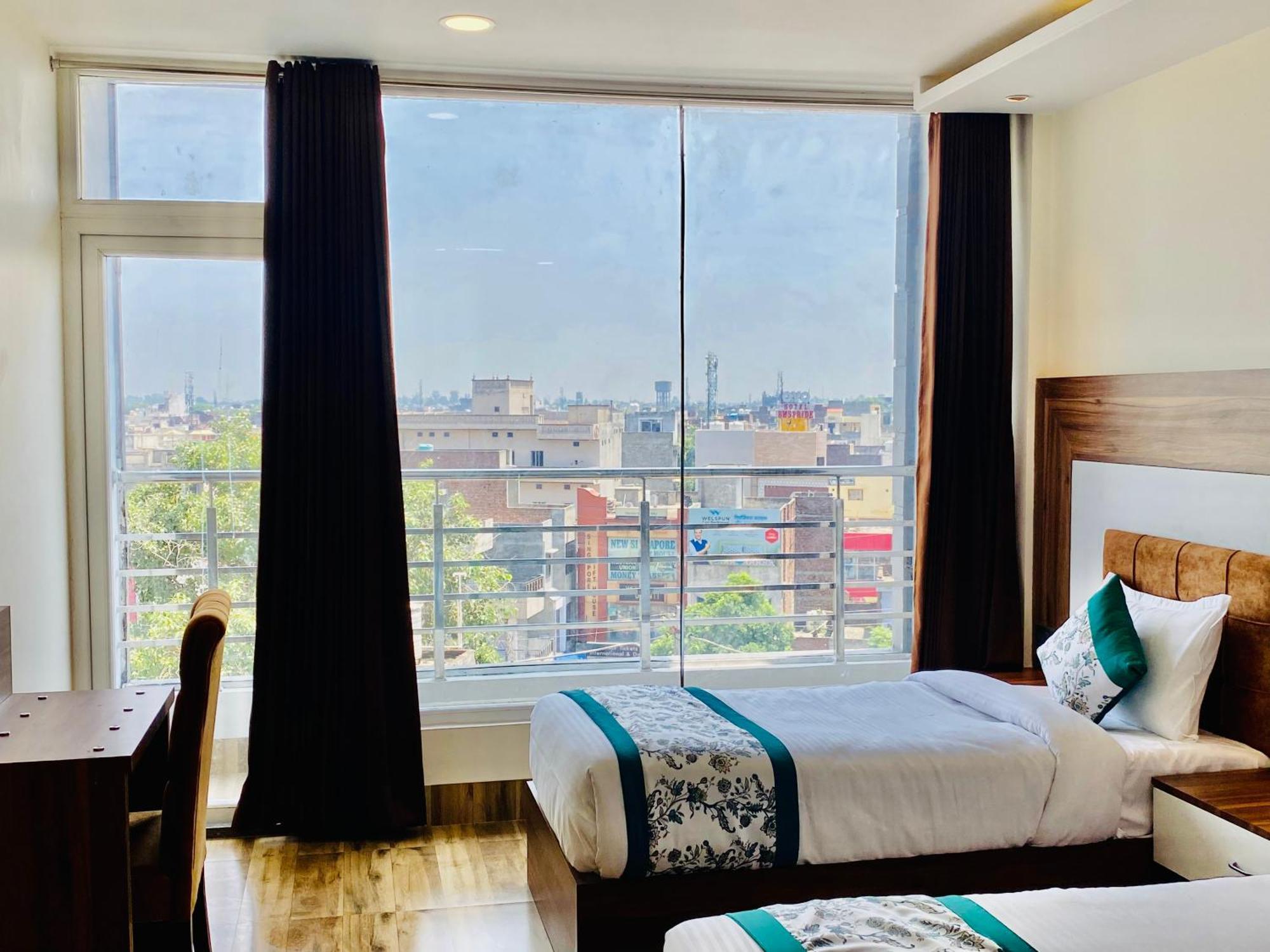 Hotel White And Restaurant 300 Mtr From Golden Temple أمريتسار المظهر الخارجي الصورة