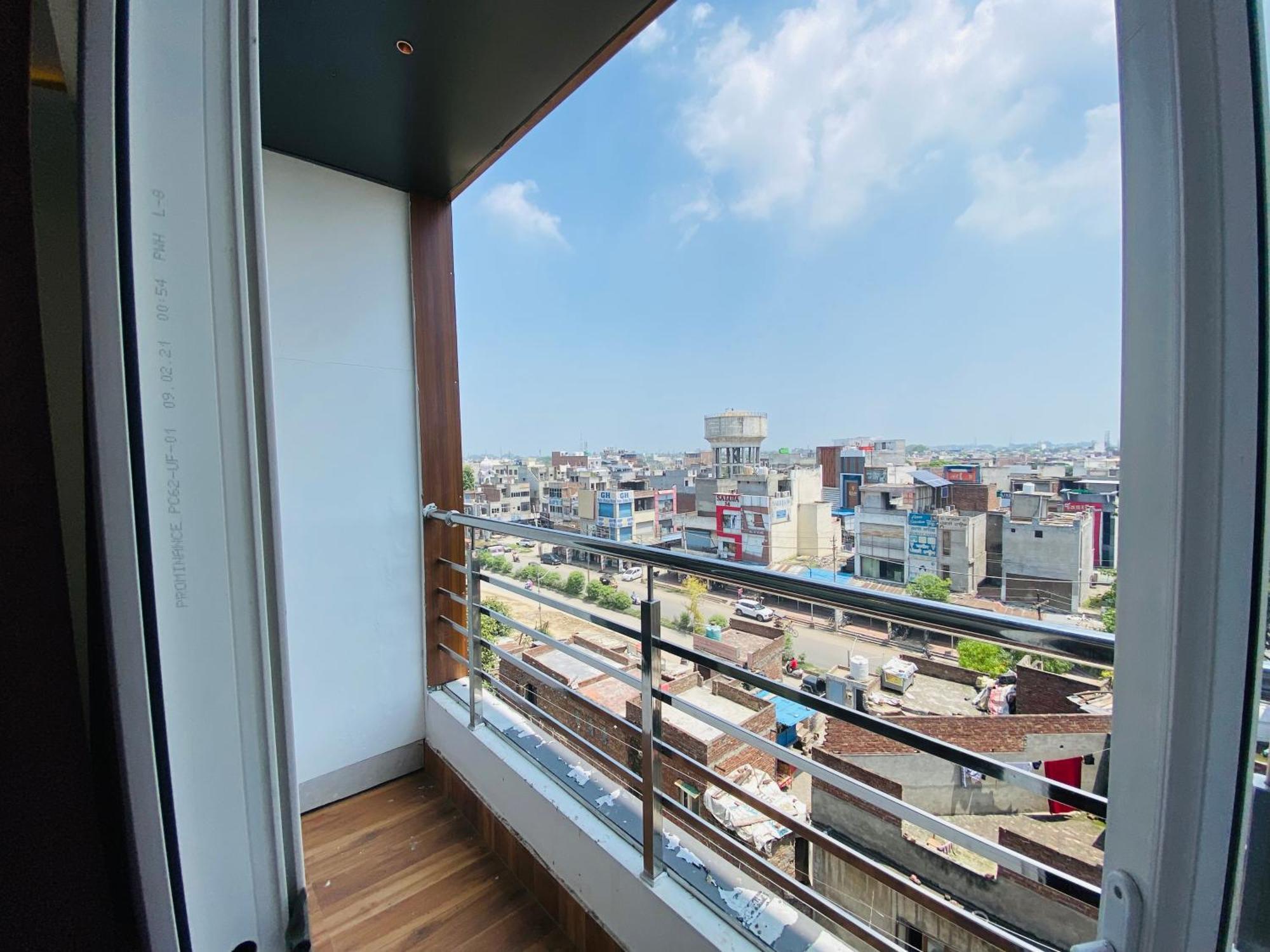 Hotel White And Restaurant 300 Mtr From Golden Temple أمريتسار المظهر الخارجي الصورة