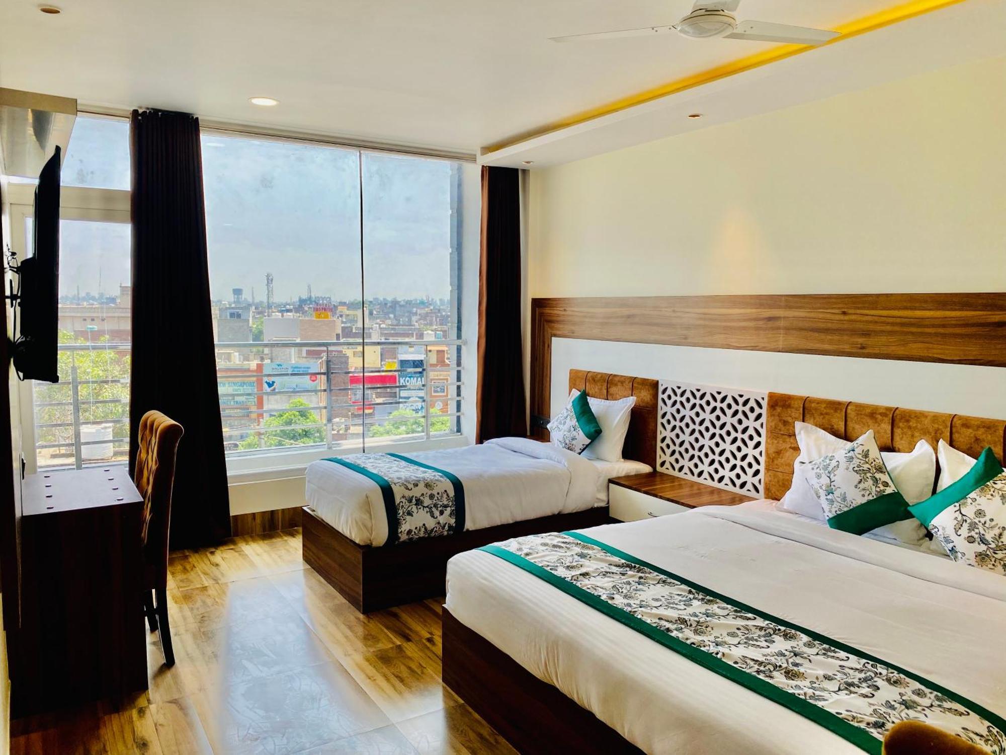 Hotel White And Restaurant 300 Mtr From Golden Temple أمريتسار المظهر الخارجي الصورة